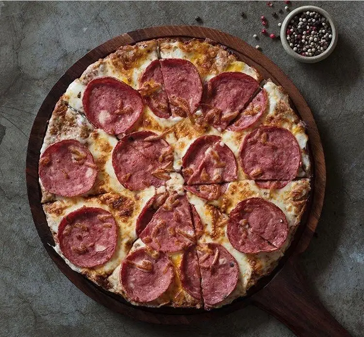 پیتزا پپرونی کامل و داغ فست فود ترنج شعبه ۳، با پنیر طلایی و پپرونی‌های خوش‌رنگ، آماده سفارش و لذت بردن از طعمی عالی.