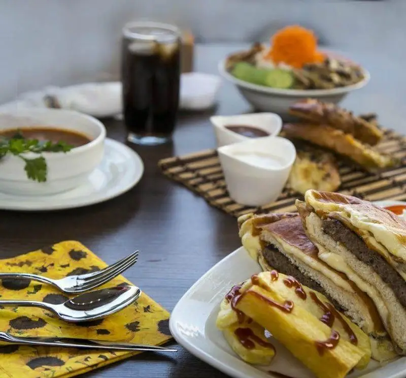 میز غذای فست فود ترنج شعبه ۳ شامل ساندویچ ویژه، سیب‌زمینی، سوپ، نوشیدنی و دیگر مخلفات. یک تجربه لذیذ و کامل.