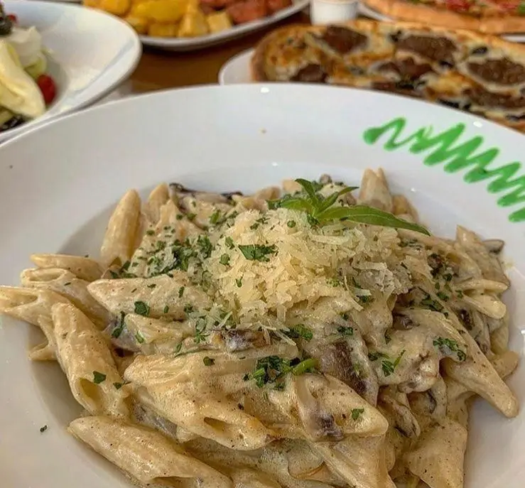 پاستا پنه قارچ سس خامه ای، پنیر پارمزان و سبزیجات معطر در فست فود ترنج شعبه 3. تجربه طعم بی‌نظیر غذاهای ترنج.