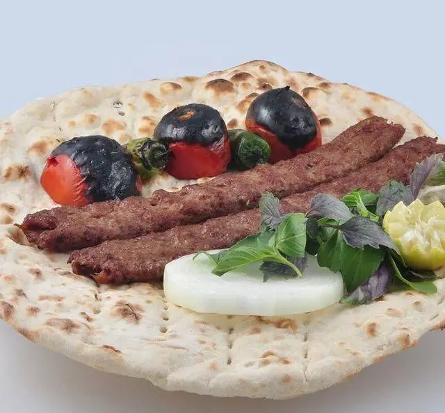 کباب کوبیده گوشت تازه به همراه گوجه کبابی، نان تازه، پیاز و سبزی معطر، طعمی اصیل در کباب سرای برگ سبز.