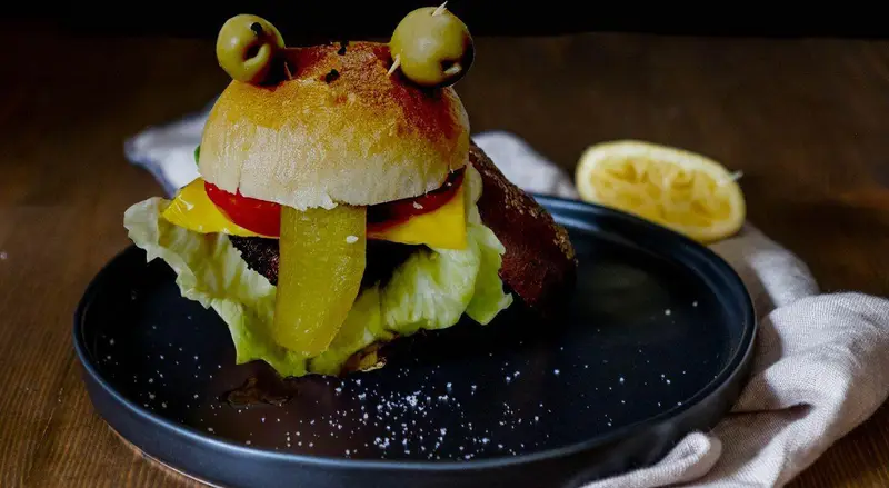 برگر قورباغه‌ای خلاقانه فینگرفود سی بل، ایده‌ای بامزه و خوشمزه برای مهمانی و جشن تولد کودکان و بزرگسالان.