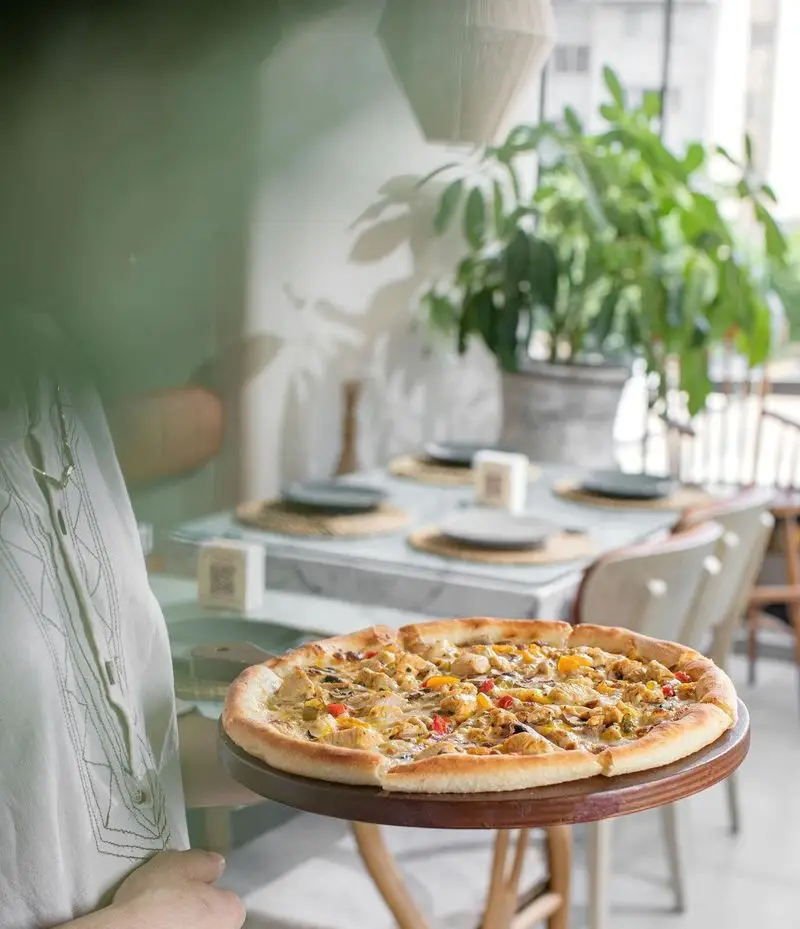 پیتزا مرغ و سبزیجات تازه و خوشمزه در کافه رستوران رنسانس، آماده سرو در محیطی آرام و دلنشین. لذت طعم واقعی پیتزا را با ما تجربه کنید.