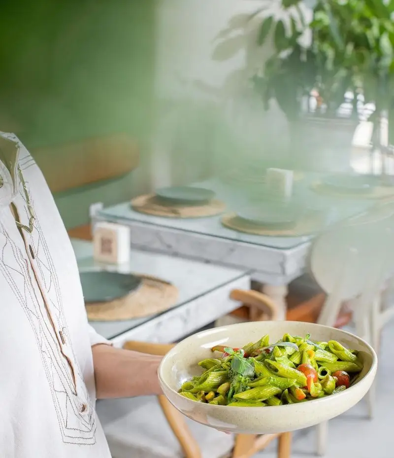 پاستا پنه سبز با سس پستو، گوجه و سبزیجات تازه در محیطی دلنشین. غذای سالم و لذیذ کافه رستوران رنسانس.