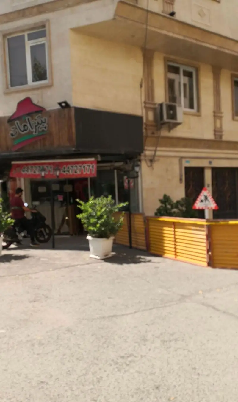 نمای بیرونی شعبه فست فود پیتزا هات ستاری در تهران، با تابلوی نام و شماره تلفن (44727171)، موتور سوار آماده تحویل و فضای بیرونی رستوران.