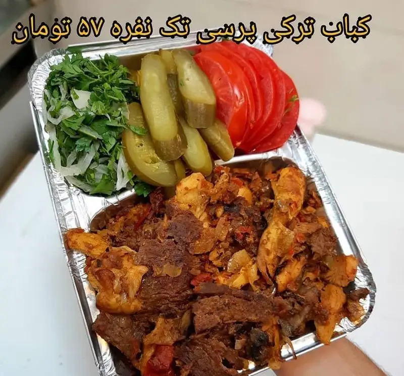 کباب ترکی پرسی تک نفره ۵۷ تومانی از پیتزا و کباب ترکی علی بابا، با گوشت و مرغ، خیارشور، گوجه و سبزی تازه.