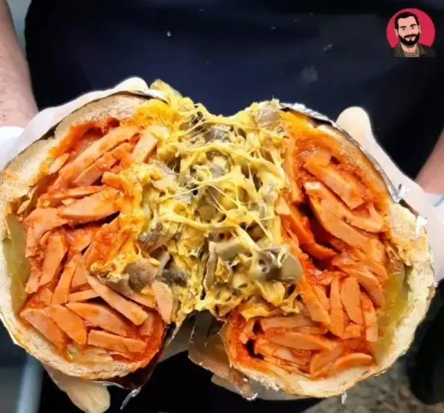 ساندویچ غول پیکر و پرمحتوای پیتزا و کباب ترکی علی بابا با ترکیبی از سوسیس، پنیر و قارچ. طعم بی نظیر.