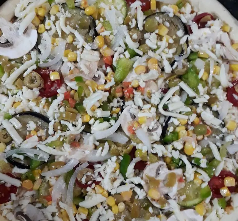 پیتزا سبزیجات تازه و آماده پخت علی بابا شامل قارچ، ذرت، فلفل دلمه، پیاز، زیتون، بادمجان و پنیر