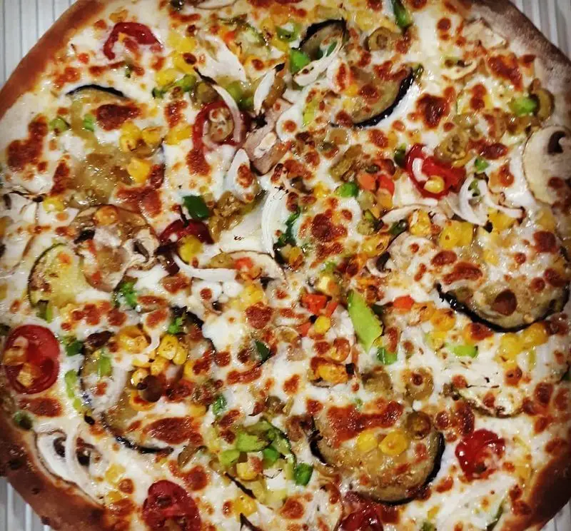 پیتزا سبزیجات خوشمزه و تازه از پیتزا و کباب ترکی علی بابا، با تاپینگ بادمجان، ذرت، فلفل دلمه و قارچ، مناسب برای سفارش آنلاین