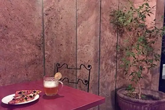 لذت تجربه طعم پیتزا تازه و نوشیدنی خنک در محیط گرم و دلنشین کافه رستوران سون استاپ با دکوراسیون خاص.