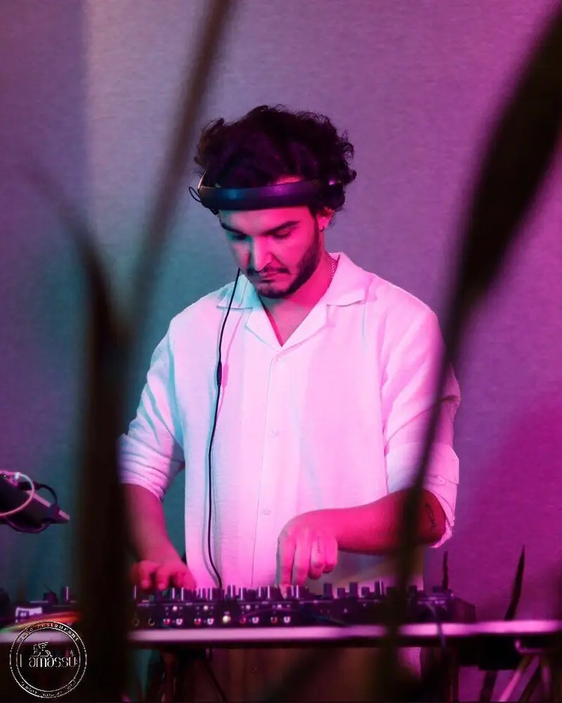 دی جی حرفه‌ای کافه رستوران لاماسو در حال اجرای موسیقی زنده، فضایی پرانرژی برای شب‌های به یادماندنی فراهم می‌کند.