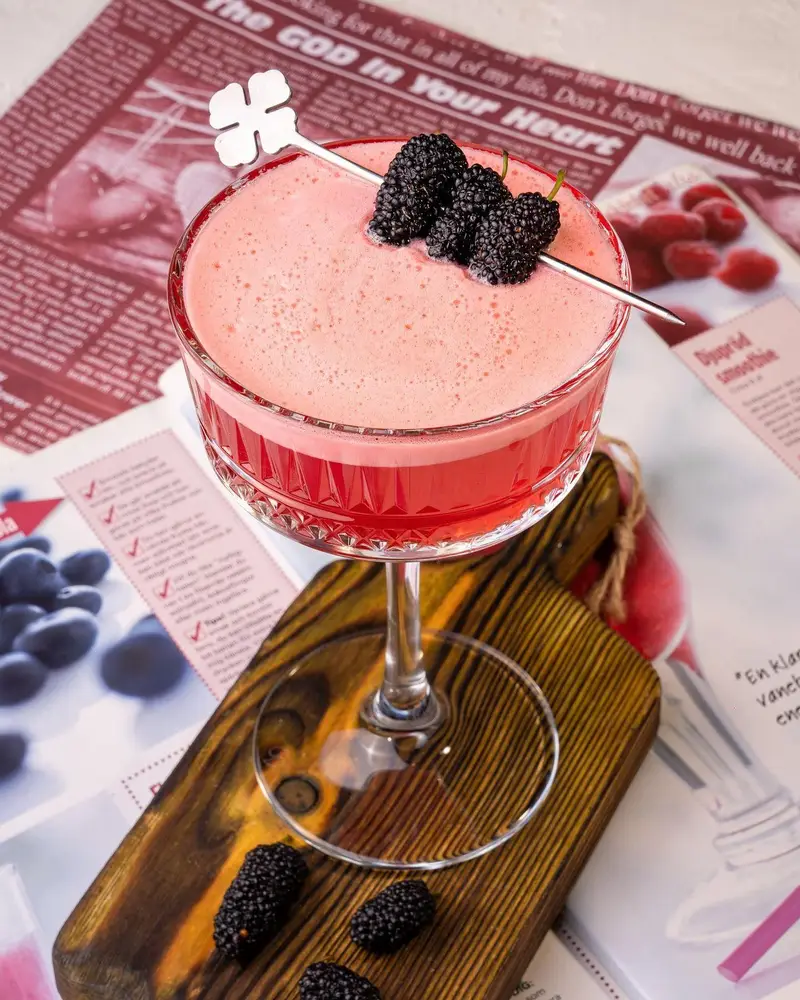 کوکتل شاه‌توت خوش‌طعم و خنک در کافه رستوران لاماسو، نوشیدنی میوه‌ای و خاص با ظاهری دلنشین و تزیینات لوکس.