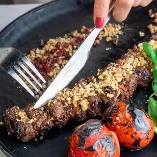 کباب ویژه کافه رستوران لاماسو، غذای محبوب ایرانی با برنج، زرشک و گردو. انتخابی عالی برای ناهار یا شام در محیطی دلنشین.