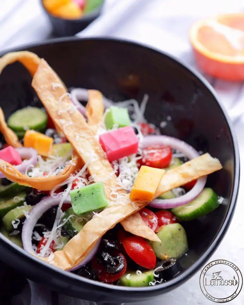 سالاد تازه و رنگارنگ کافه رستوران لاماسو با خیار، گوجه، پیاز، زیتون و پنیر، یک گزینه سالم و خوشمزه از منوی رستوران.