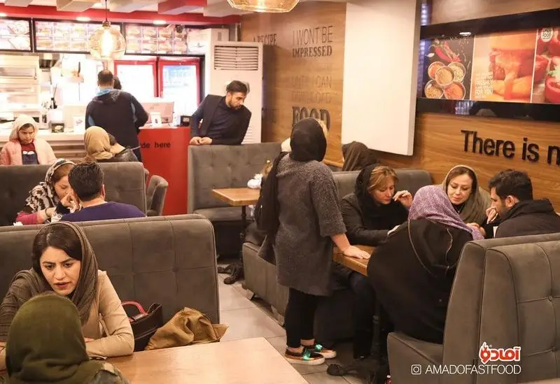 فضای داخلی شلوغ و پرجنب‌وجوش فست فود پیلوت با مشتریانی که در حال انتخاب، سفارش و صرف غذا هستند. محیطی دلنشین و مدرن برای تجربه جمع‌های دوستانه و خانوادگی.