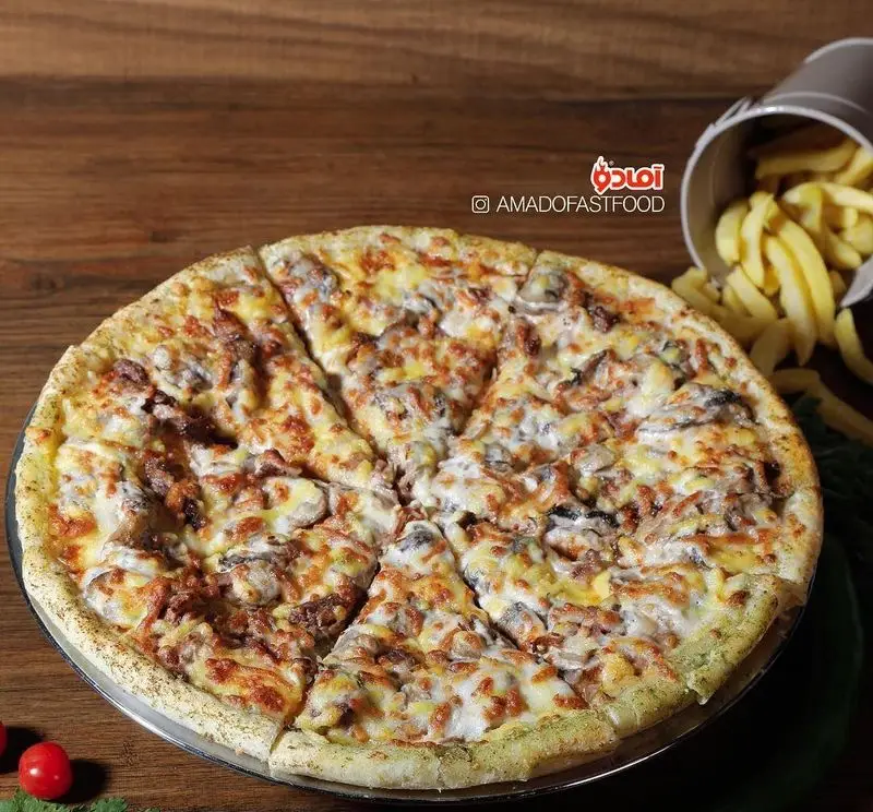 پیتزا استیک و قارچ بزرگ و پرپنیر فست فود پیلوت، با نان تازه و سیب زمینی سرخ کرده. غذای فوری عالی.