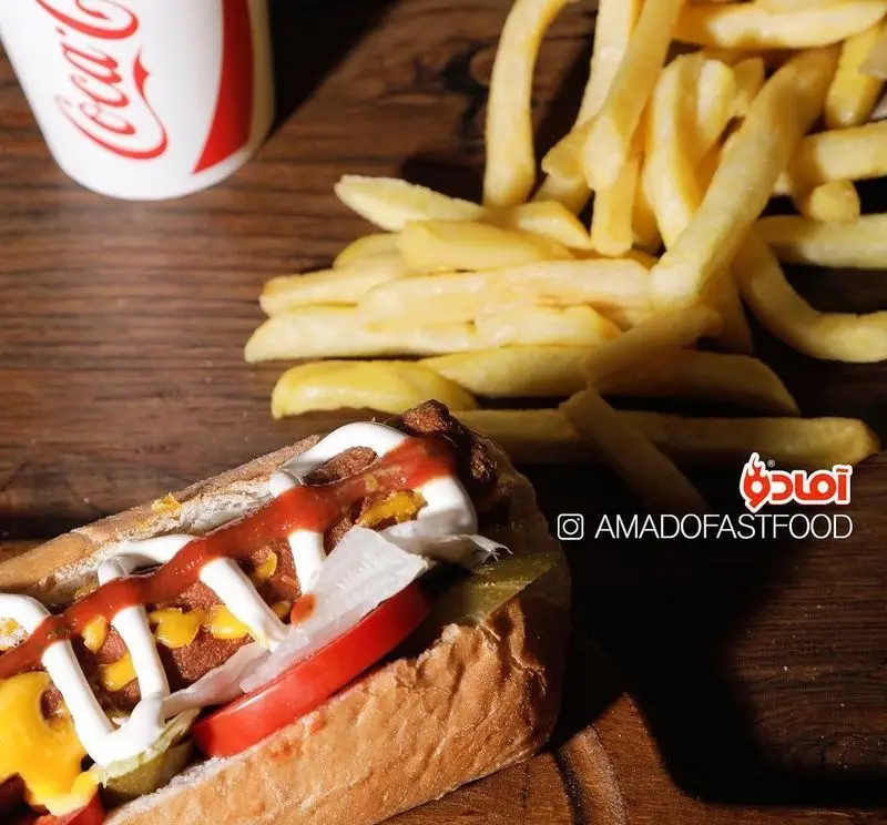هات داگ ویژه فست فود پیلوت با ترکیب سس‌های لذیذ، همراه سیب‌زمینی سرخ کرده ترد و نوشابه گوارا. بهترین انتخاب برای غذای امروز.