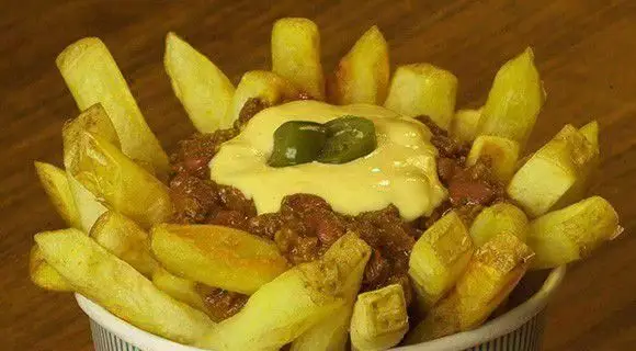 عکس سیب‌زمینی سرخ‌کرده چرب و چیلی رستوران گامبی با سس پنیر ذوب‌شده، گوشت چرخ‌کرده چیلی و فلفل هالوپینو، بهترین انتخاب برای یک وعده فست فود لذیذ.