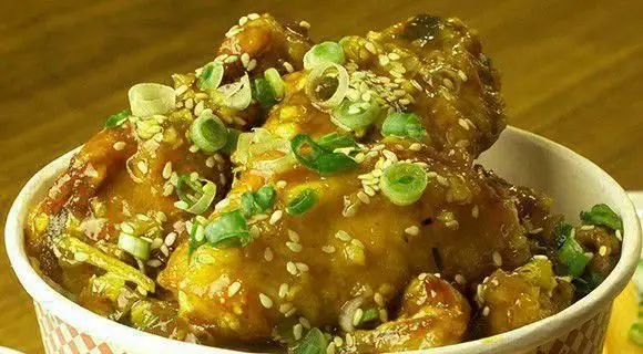 مرغ کنجدی و پیازچه در سس مخصوص رستوران گامبی، یک غذای آسیایی خوشمزه و پرطرفدار برای دوستداران طعم‌های خاص و متفاوت.