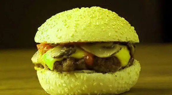 همبرگر قارچ و پنیر ویژه رستوران گامبی با نان کنجدی طلایی و سس مخصوص، یک تجربه طعم فراموش نشدنی.