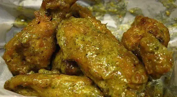 بال مرغ برشته با سس سبز و طعم‌دار مخصوص رستوران گامبی، یک انتخاب عالی برای تجربه غذایی بی‌نظیر.