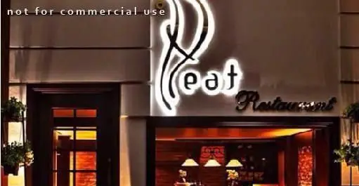 نمای بیرونی جذاب رستوران ایتالیایی هیت در شب، با تابلوی نئونی درخشان و ورودی دنج، نورپردازی گرم و دلنشین آن فضایی دعوت کننده ایجاد کرده است.