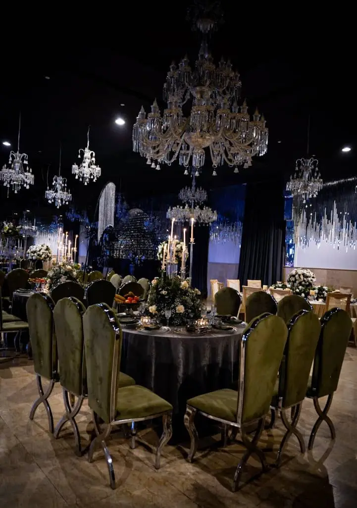 خدمات اجاره ظروف بلادی: چیدمان لوکس تالار عروسی با میز، صندلی، شمعدان و ظروف مجلل برای برگزاری خاص‌ترین مراسم شما.