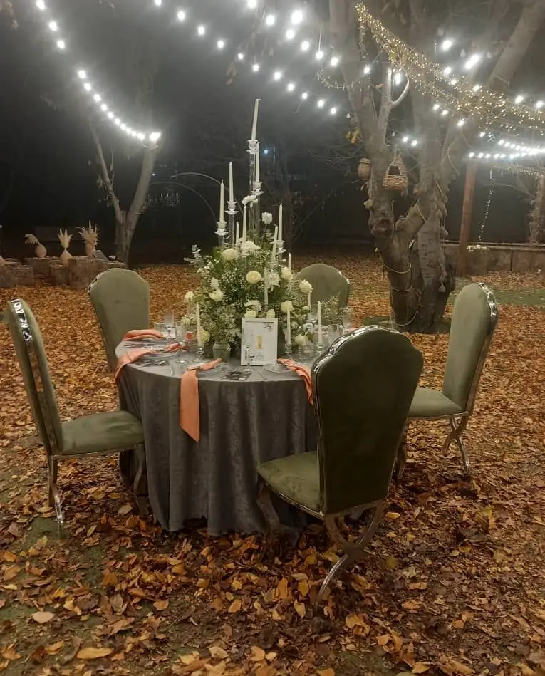 اجاره میز و صندلی شیک و ظروف خاص برای مجالس در فضای باز با دکوراسیون پاییزی و شمع آرایی از بلادی.