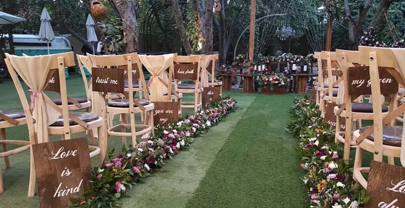 اجاره صندلی و تجهیزات کامل برای مراسم عروسی در فضای باز. دکوراسیون مجلل با گل آرایی و چیدمان صندلی شیک توسط ظروف کرایه بلادی.
