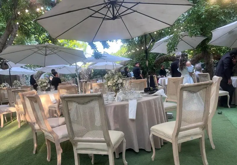 ظروف کرایه بلادی: چیدمان شیک میز و صندلی برای مراسم عروسی و ایونت فضای باز با دکوراسیون زیبا و ظروف کامل پذیرایی.