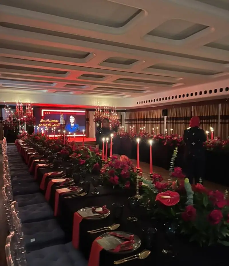 اجاره ظروف و تجهیزات مجالس از بلادی: چیدمان لوکس میز با تم قرمز و مشکی، گل‌آرایی و شمع‌آرایی برای میهمانی‌ها و ایونت‌ها
