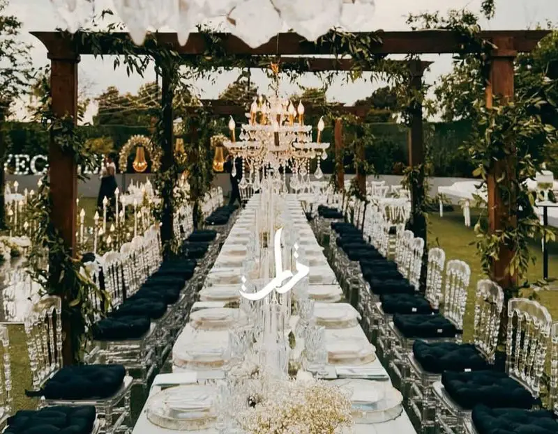 اجاره ظروف لوکس و تجهیزات مراسم از بلادی: چیدمان شیک میز، صندلی شفاف و دکوراسیون باغ تالار برای جشن و عروسی.