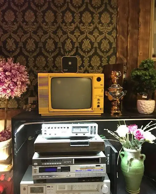 دکوراسیون نوستالژیک و سنتی سفره خانه شهرزاد با تلویزیون قدیمی زرد، سیستم صوتی سونی و ساماوور برای فضایی دلنشین و آرامش‌بخش.