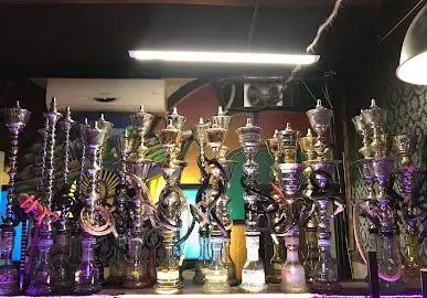 تصویری از مجموعه‌ای از قلیان‌های زیبای موجود در سفره خانه شهرزاد، محیطی دلنشین برای دورهمی‌ها و تجربه‌ قلیان‌سرا.