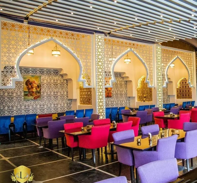 فضای داخلی لوکس کاخ رستوران لیدوما با دکوراسیون مراکشی، قوس‌های زیبا، نقوش هندسی و مبلمان رنگارنگ، محیطی دلنشین برای مشتریان.