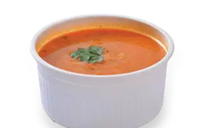 سوپ عدس گرم و لذیذ با تزئین سبزی تازه، در ظرف یکبار مصرف از تهیه غذا حامد فود، انتخابی ایده‌آل برای سفارش غذای آنلاین و سالم.