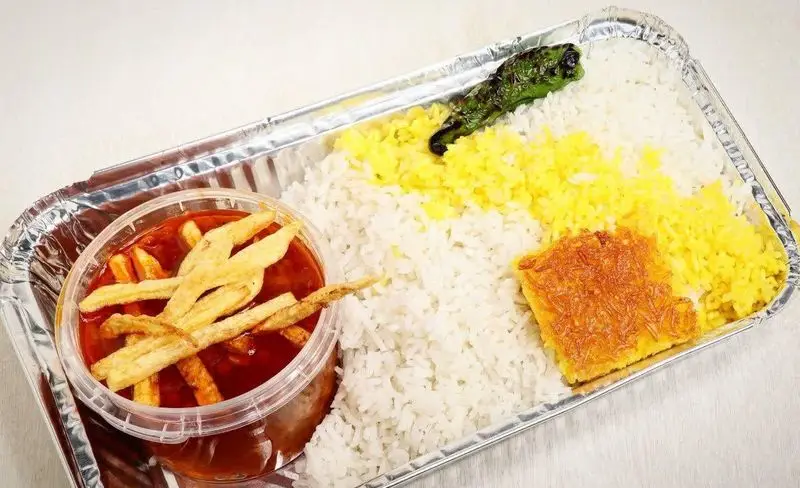 غذای اصیل ایرانی حامد فود: چلو خورشت قیمه مجلسی با ته‌دیگ، برنج سفید و زعفرانی، فلفل کبابی و سیب‌زمینی سرخ کرده.