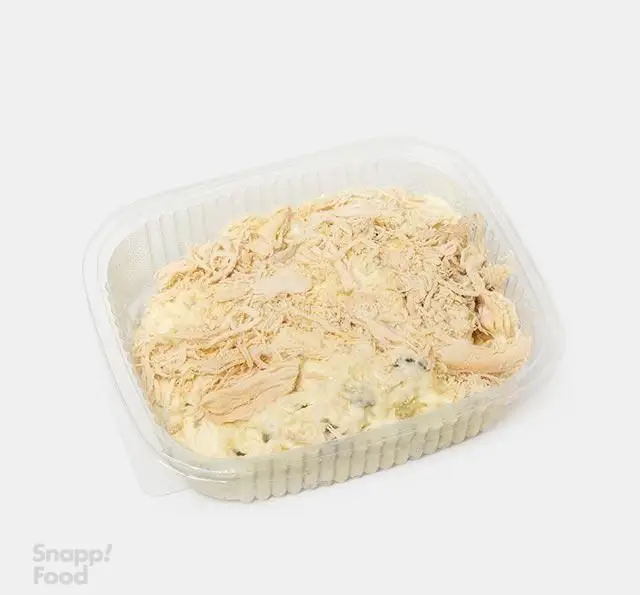 الویه مرغ مجلسی در ظرف شفاف، آماده سرو از الویه شوخ شعبه ستارخان. غذای محبوب و با کیفیت برای هر سلیقه.