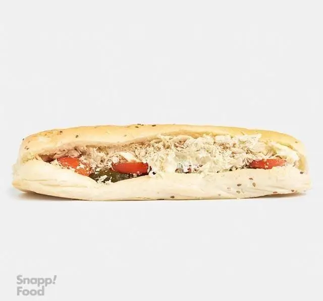 ساندویچ الویه مرغ تازه و خوشمزه شوخ ستارخان با نان باگت، گوجه و خیارشور، آماده سفارش آنلاین از شعبه ستارخان