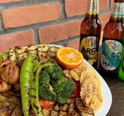 عکس سئو محور فست فود ب ب ک: جوجه و سبزیجات کبابی تازه، قارچ، کدو و بروکلی با لیمو و نوشیدنی آرگو مالت و لیمو. غذای سالم و خوشمزه.