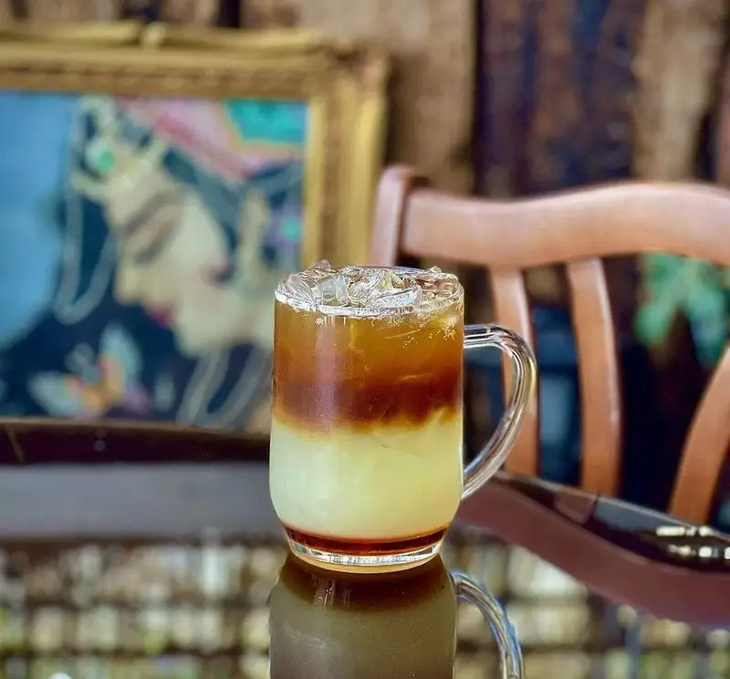 تجربه قهوه سرد لایه‌ای خاص و خوشطعم کافه دلواز در محیطی آرام و هنری، انتخابی ایده‌آل برای روزهای گرم تابستان.