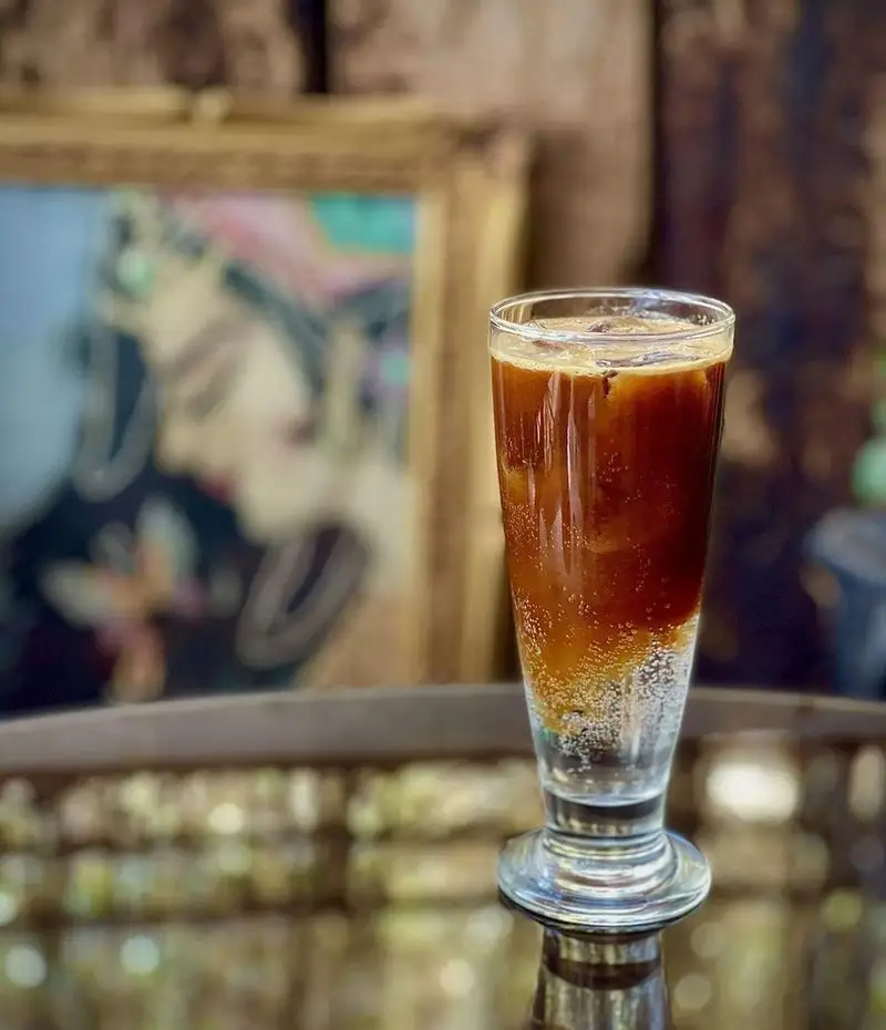 نوشیدنی اسپرسو سودا در کافه دلواز: یک لیوان خنک و گوارا از قهوه با سودا، ایده‌آل برای تابستان و عاشقان قهوه.