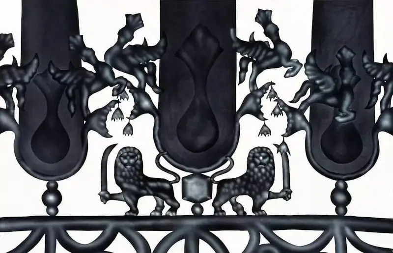 تصویری هنری و تزئینی از دکوراسیون کافه دلواز: شیرهای شمشیر به دست و موجودات اسطوره ای در قالبی سیاه و سفید و پیچیده.