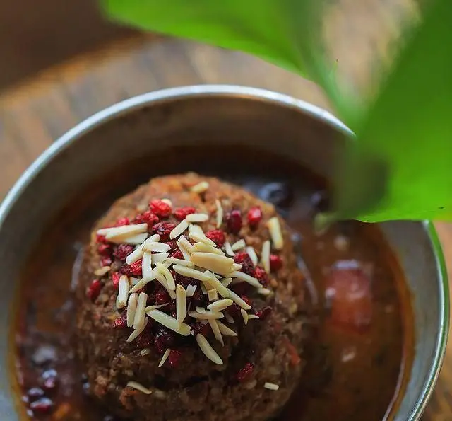 تصویری از کوفته ایرانی لذیذ در روحی اکسپرس تجریش، غذایی سنتی و خانگی. مزین به زرشک و خلال بادام، بهترین خوراک در شمال تهران.