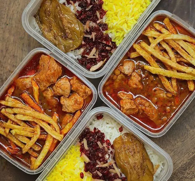 انواع خورش ایرانی روحی اکسپرس تجریش شامل قیمه با سیب‌زمینی، خورش بادنجان و برنج زعفرانی با زرشک و خلال بادام در بسته‌بندی.