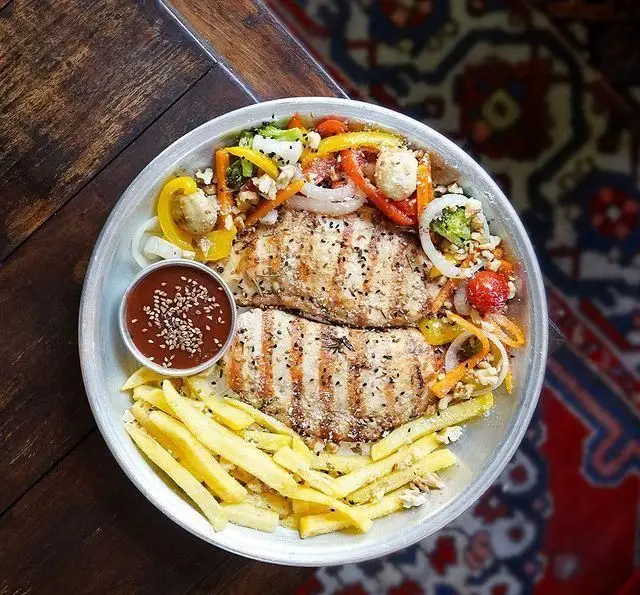 سینی غذای روحی اکسپرس تجریش شامل مرغ گریل با چاشنی، سیب زمینی سرخ کرده، سالاد سبزیجات تازه و سس مخصوص کنجدی. یک وعده کامل و خوشمزه.