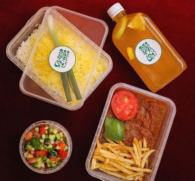 غذای بیرون‌بر روحی اکسپرس تجریش: خورشت، چلو سفید و زعفرانی، سالاد شیرازی، سیب‌زمینی سرخ کرده و نوشیدنی. کترینگ آماده.