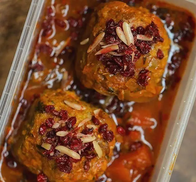 کوفته تبریزی خوشمزه و پرملات، غذای اصیل ایرانی از روحی اکسپرس تجریش، با زرشک، خلال بادام و سس غلیظ.