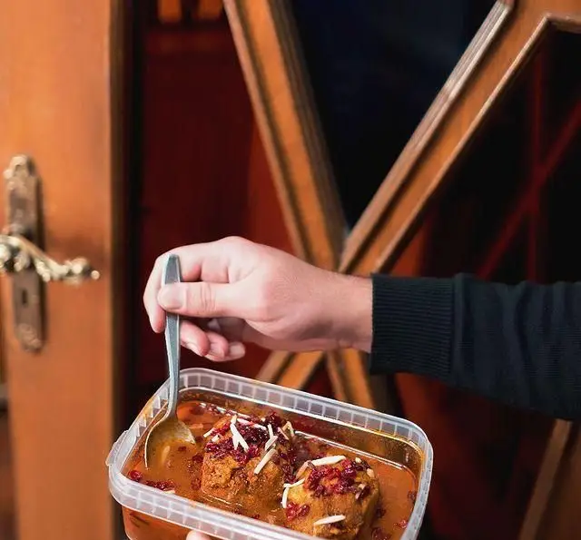 غذای اصیل ایرانی از روحی اکسپرس تجریش، خوراک کوفته با زرشک و خلال بادام برای ارسال درب منزل، ناهار و شام.