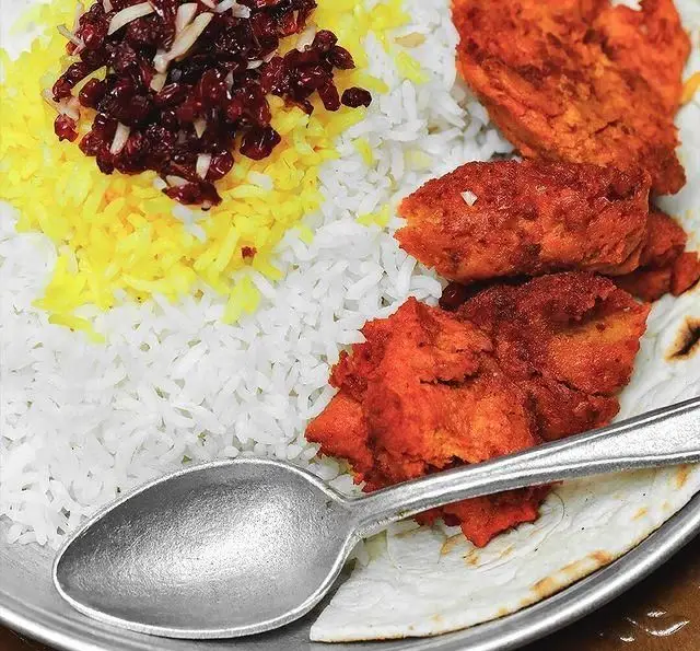 زرشک پلو با جوجه کباب لذیذ و زعفرانی روحی اکسپرس تجریش. طعم اصیل غذای ایرانی و چلو کباب در شمال تهران، تجریش را تجربه کنید.