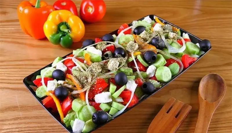 سالاد یونانی تازه و اشتهابرانگیز با سبزیجات رنگارنگ، پنیر فتا و زیتون سیاه در منوی ویژه رستوران ایتالیایی رومانا.